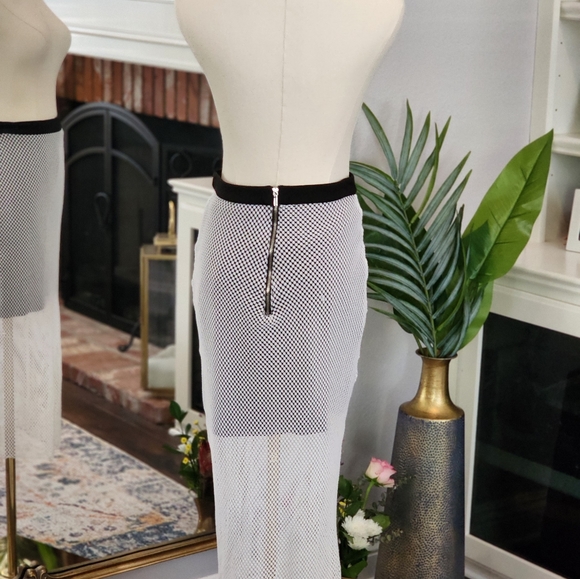 Bebe mesh fitted skirt. Black and White. SIZE: Small - Picture 3 of 14
